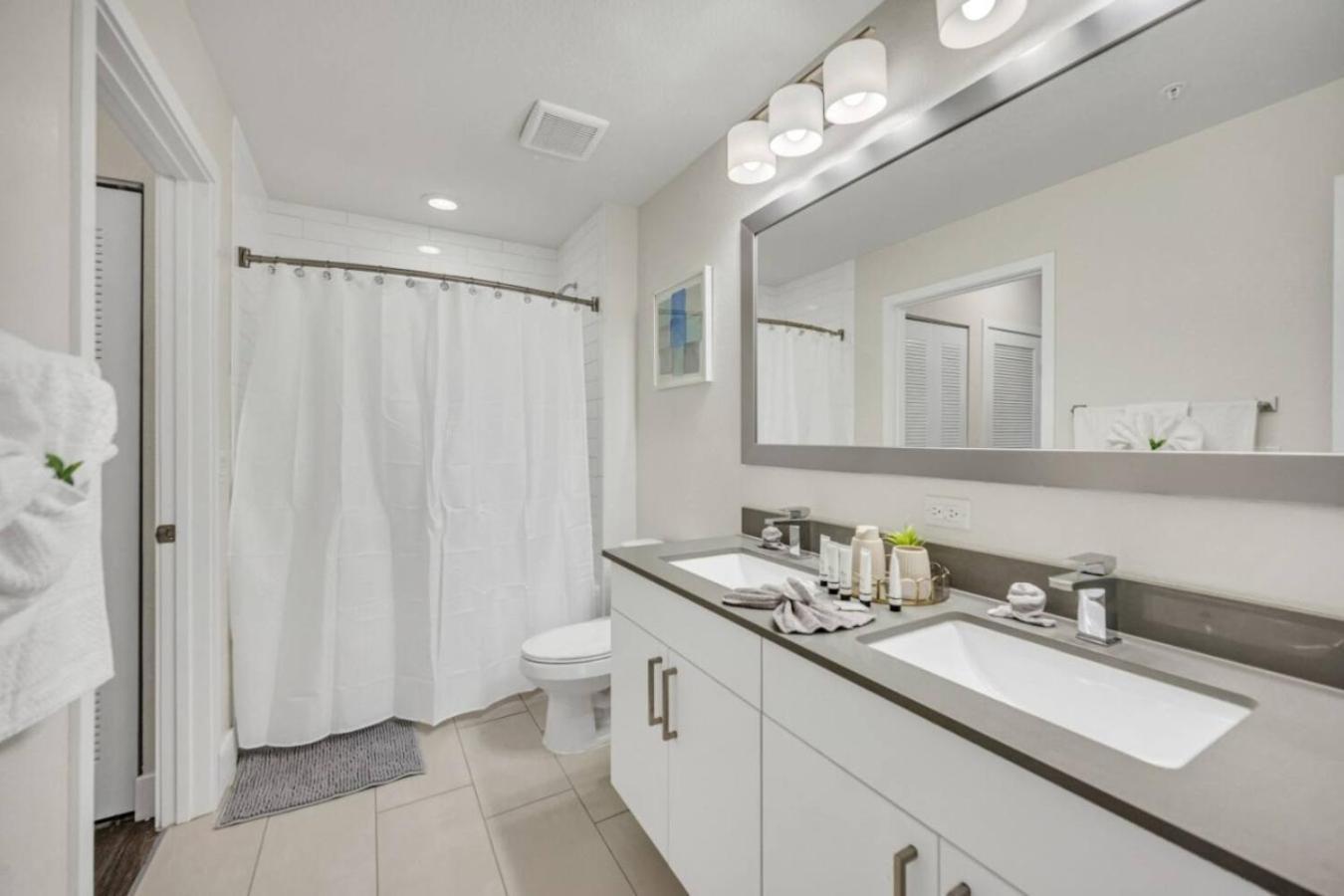 Trendy One Bedroom Getaway Steps From Biscayne *