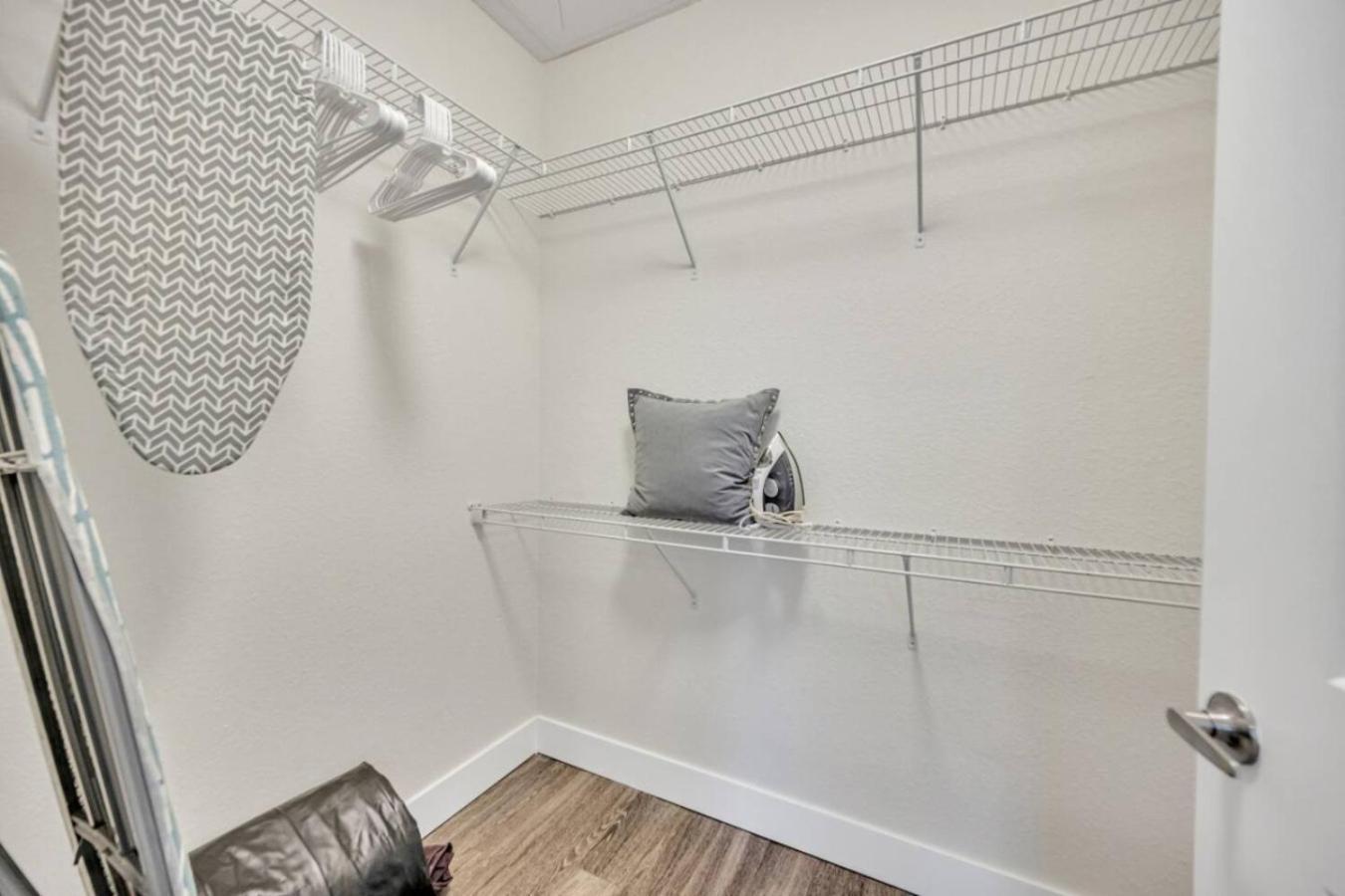 Trendy One Bedroom Getaway Steps From Biscayne