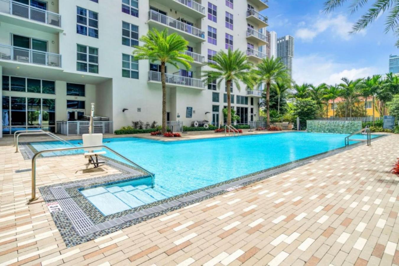 Trendy One Bedroom Getaway Steps From Biscayne Apartment