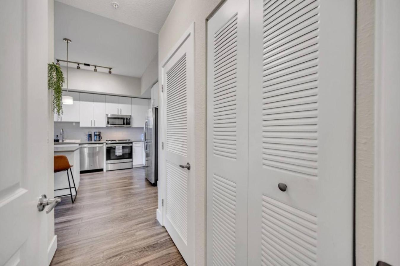 Apartment Trendy One Bedroom Getaway Steps From Biscayne