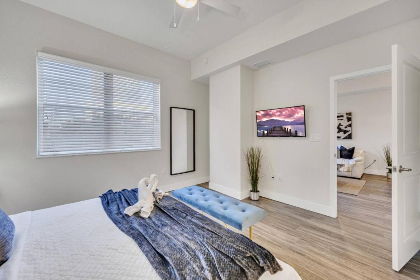 Trendy One Bedroom Getaway Steps From Biscayne *