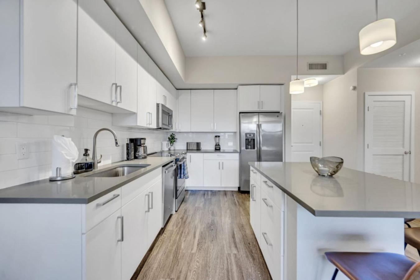 Trendy One Bedroom Getaway Steps From Biscayne Apartment