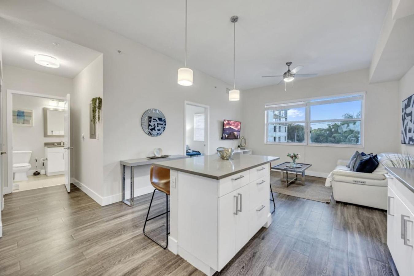 Trendy One Bedroom Getaway Steps From Biscayne