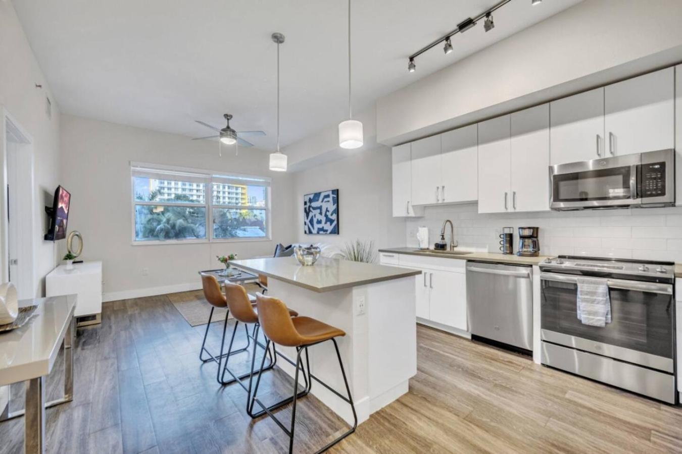 Trendy One Bedroom Getaway Steps From Biscayne Apartment