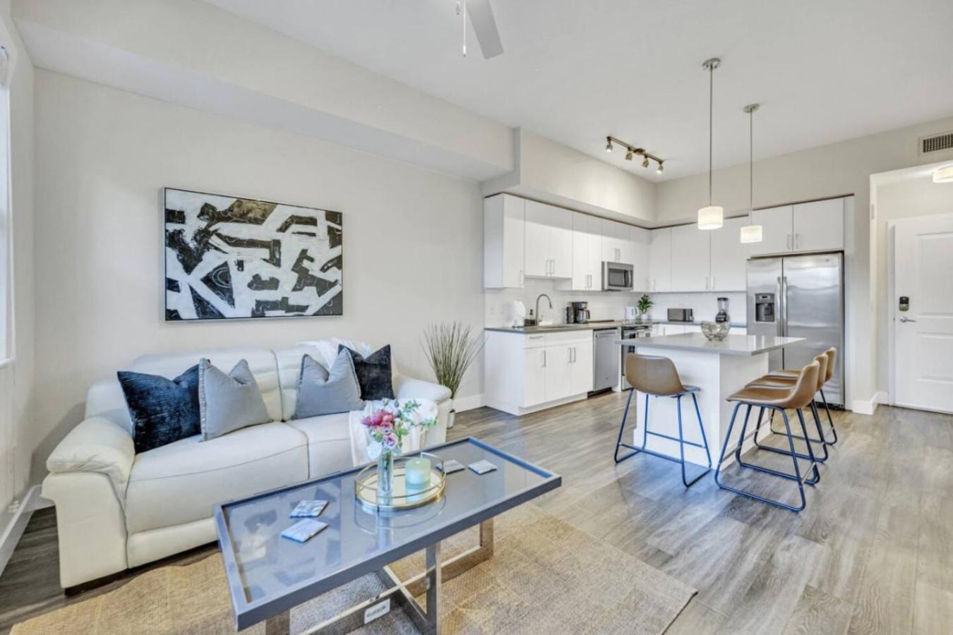 Apartment Trendy One Bedroom Getaway Steps From Biscayne