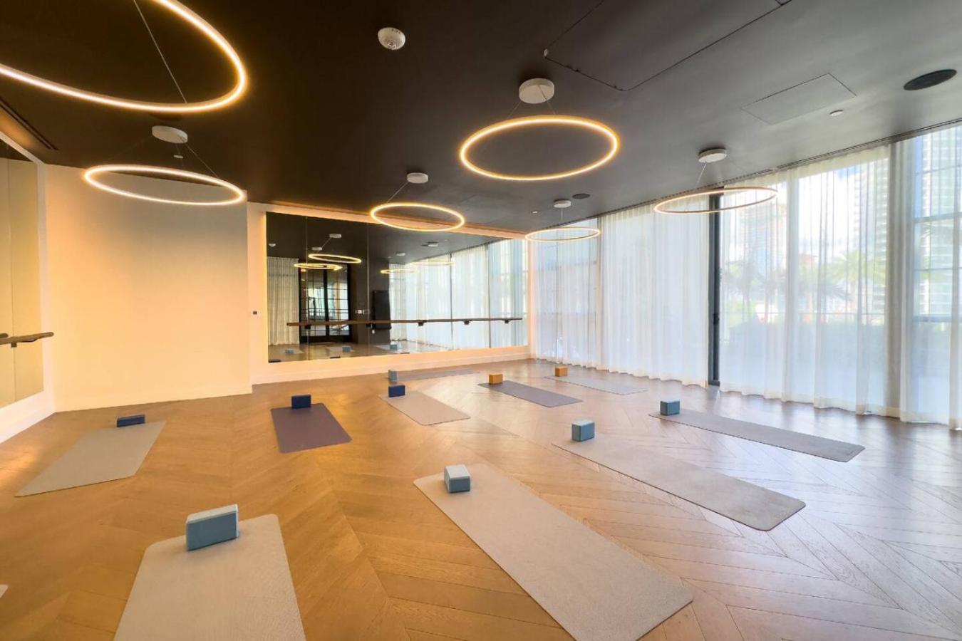 Next To Kaseya Center W Pool, Gym And Balcony