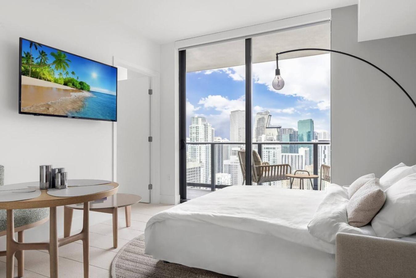 Next To Kaseya Center W Pool, Gym And Balcony Miami