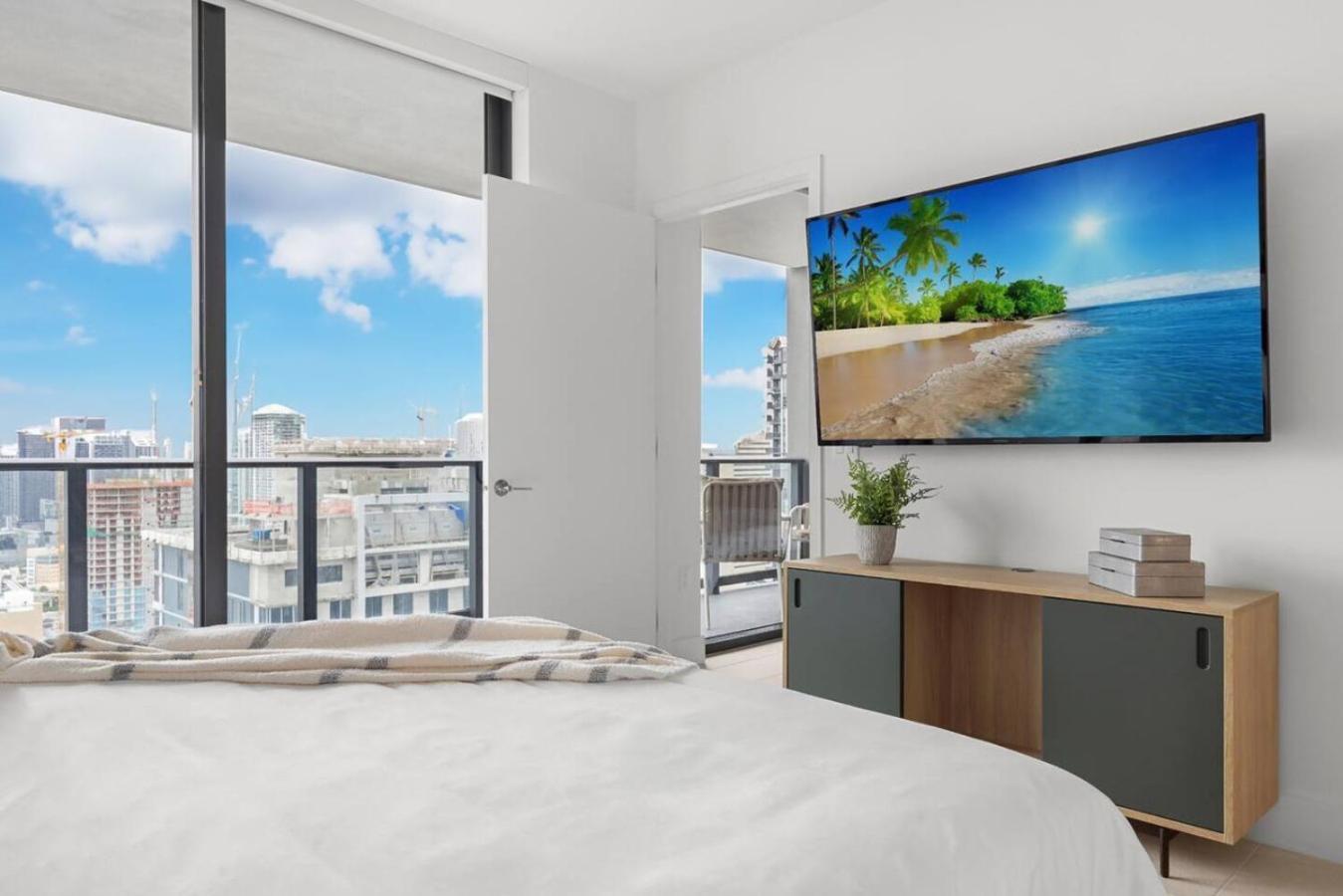 Next To Kaseya Center W Pool, Gym And Balcony Apartment Miami
