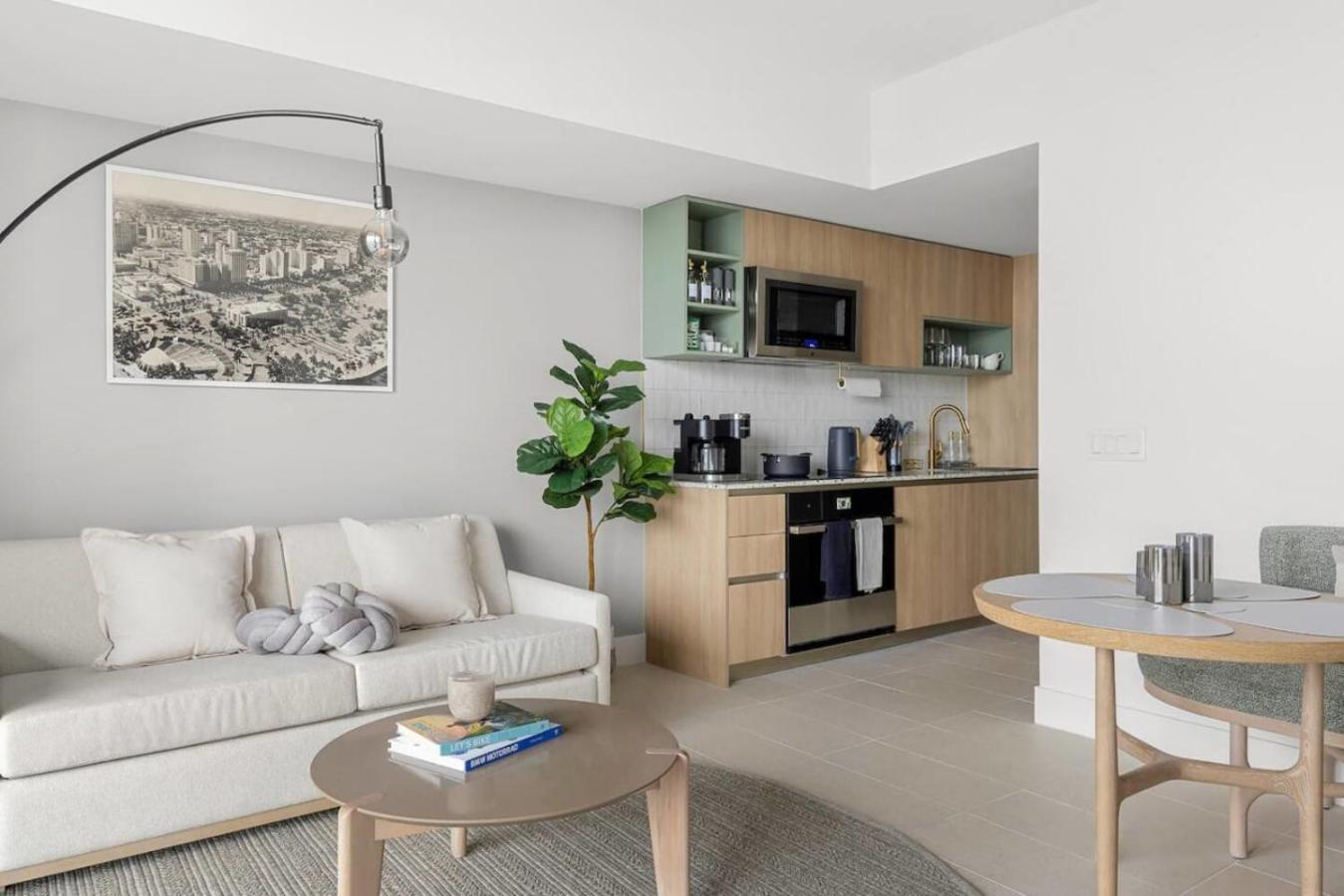 Next To Kaseya Center W Pool, Gym And Balcony Apartment Miami