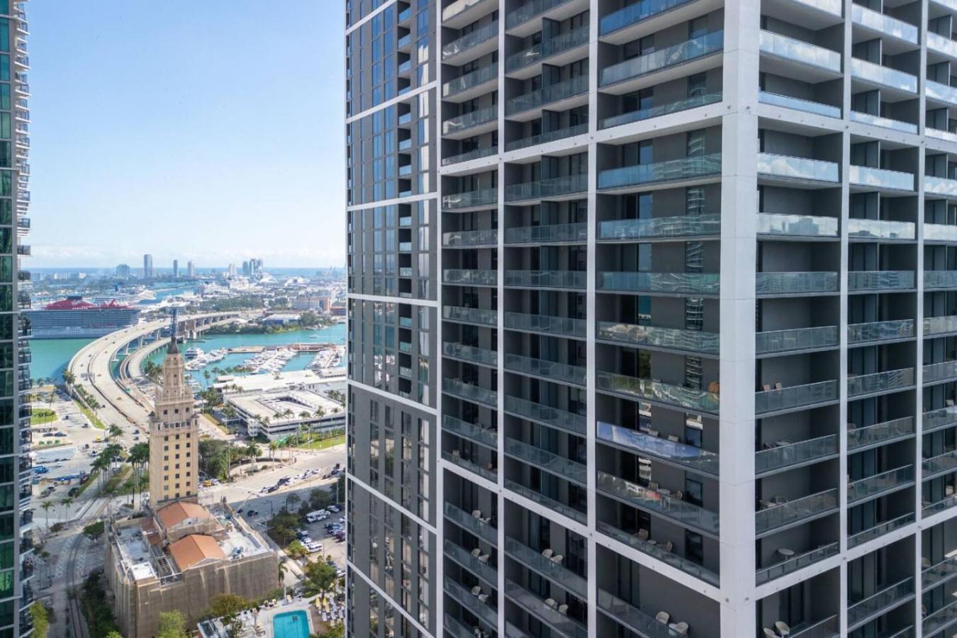 Apartment At Front Of Kaseya Center Downtown
