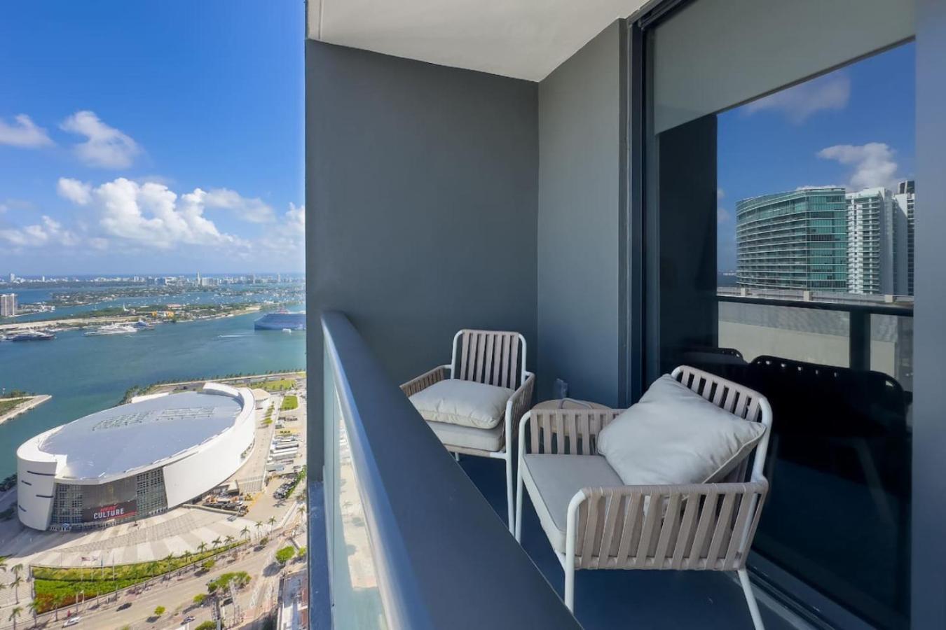 Holiday home W Pool, Gym, And Balcony Next To Kaseya Center