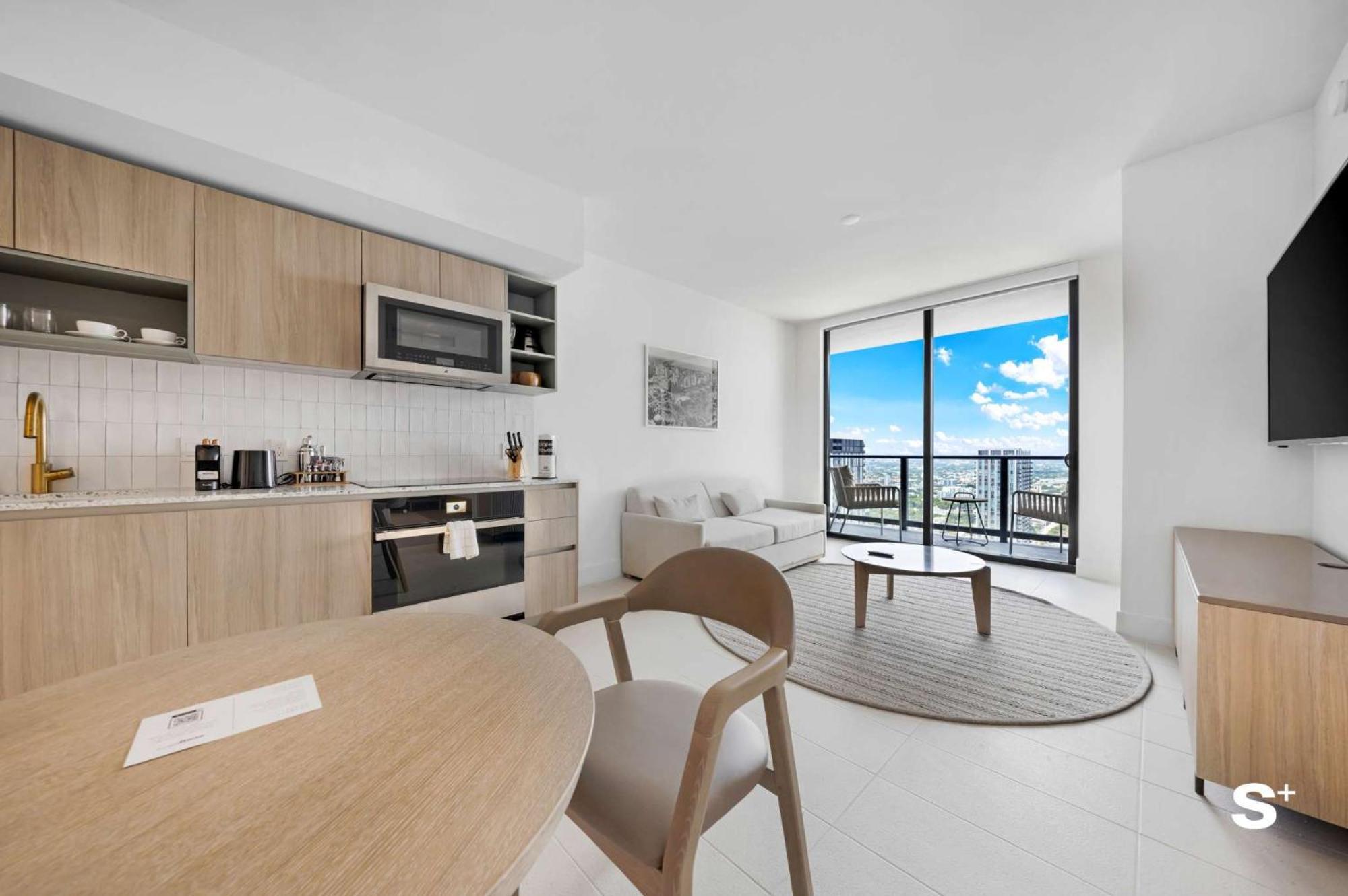 Skyline Retreat Chic 1-br With Prime Access Apartment *