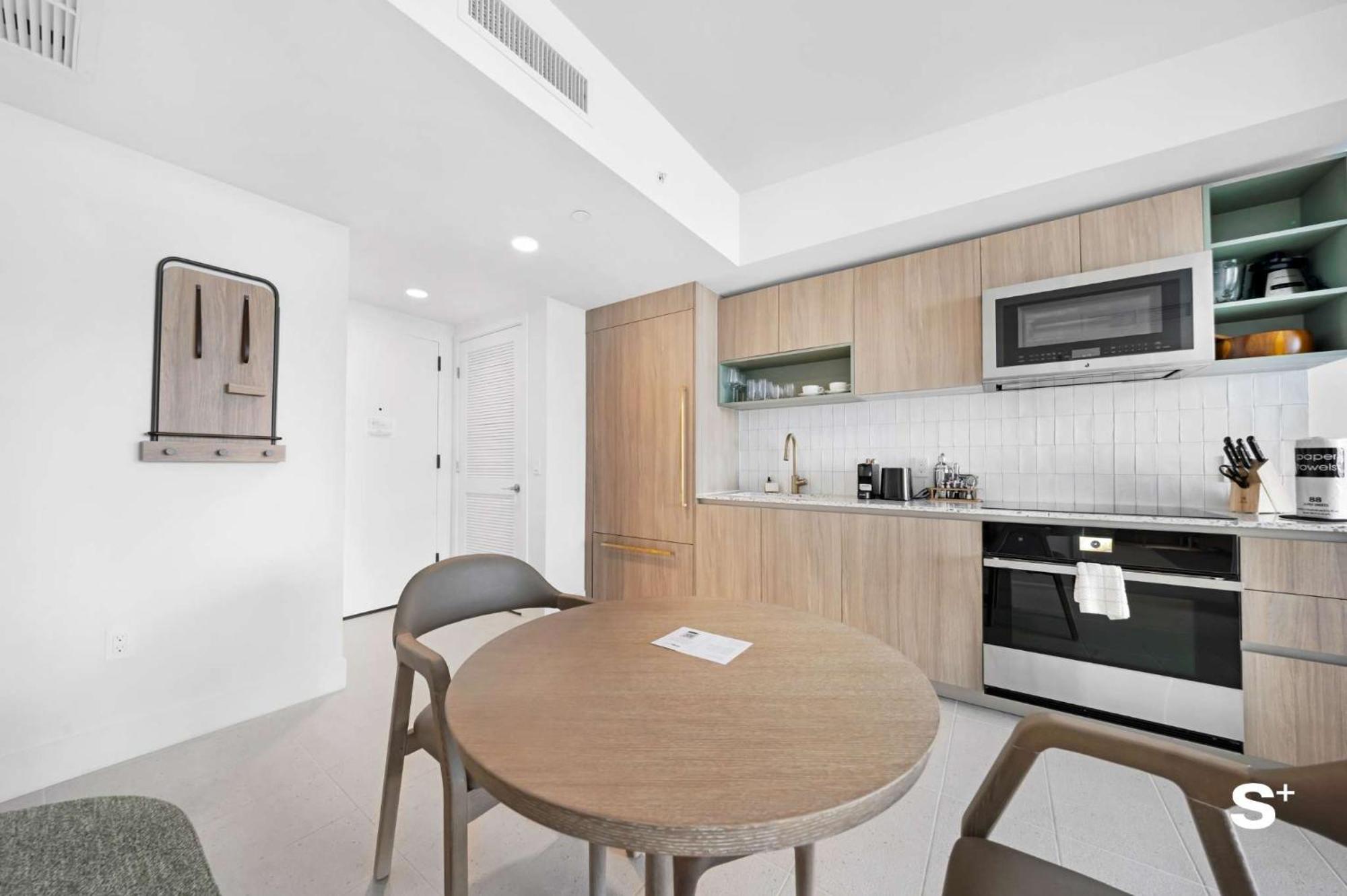 Skyline Retreat Chic 1-br With Prime Access