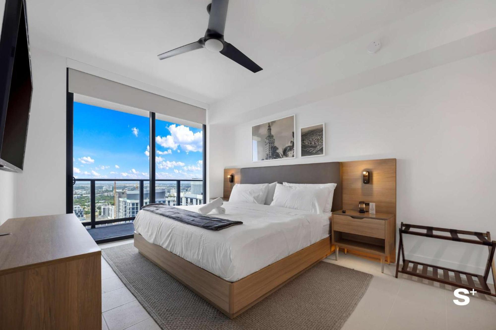 Skyline Retreat Chic 1-br With Prime Access