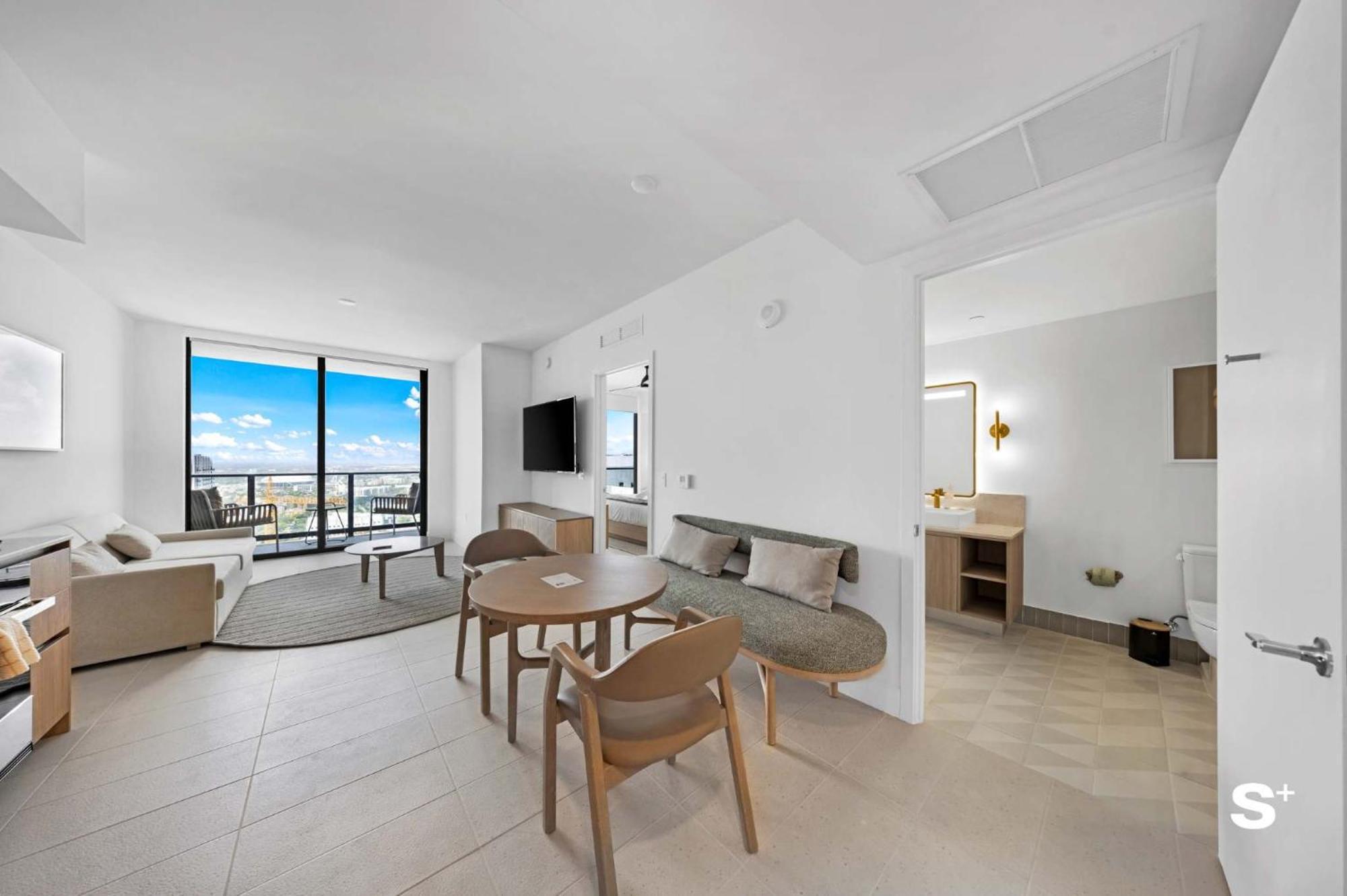 Skyline Retreat Chic 1-br With Prime Access Apartment *