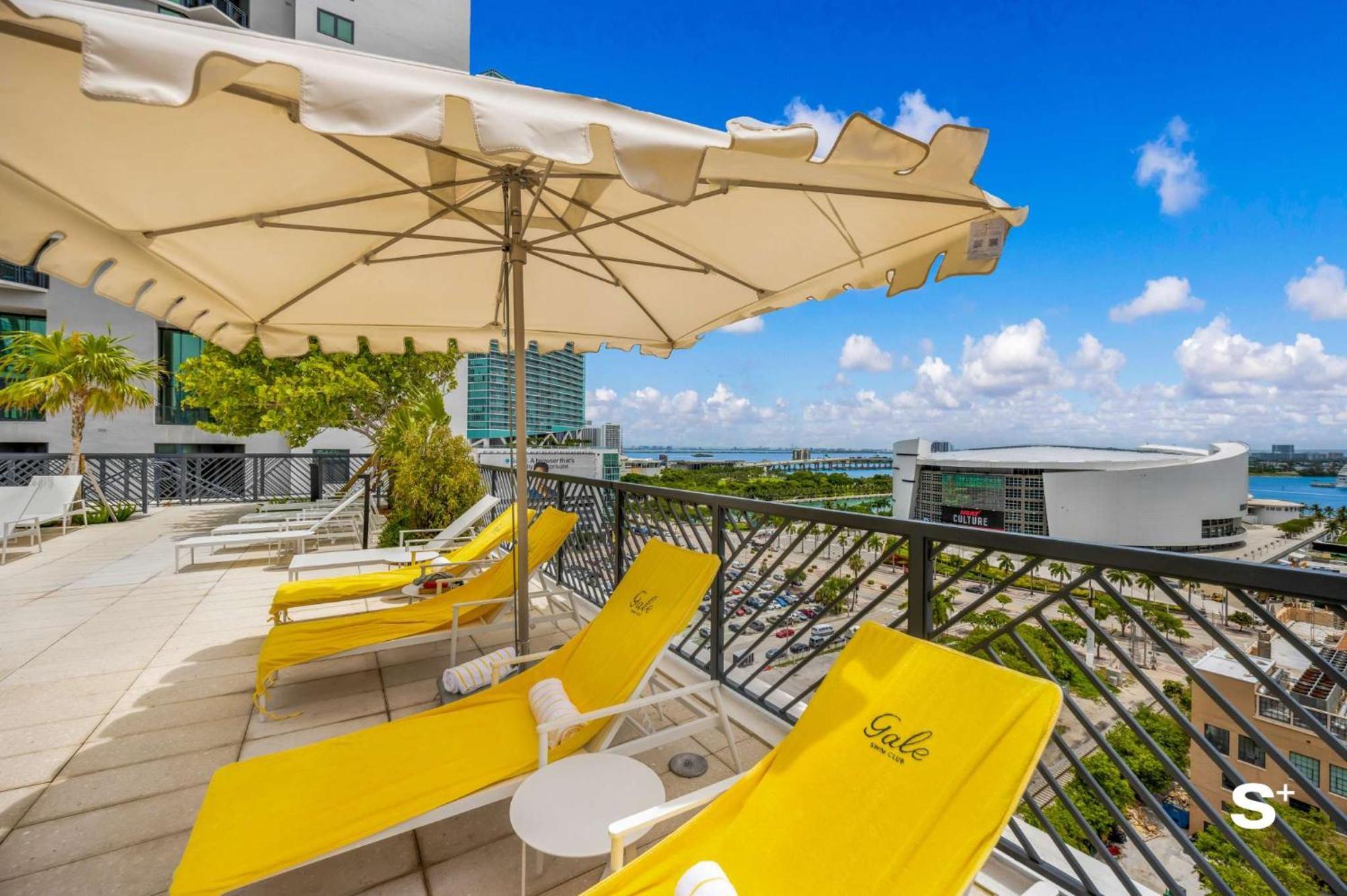Apartment Skyline Retreat Chic 1-br With Prime Access