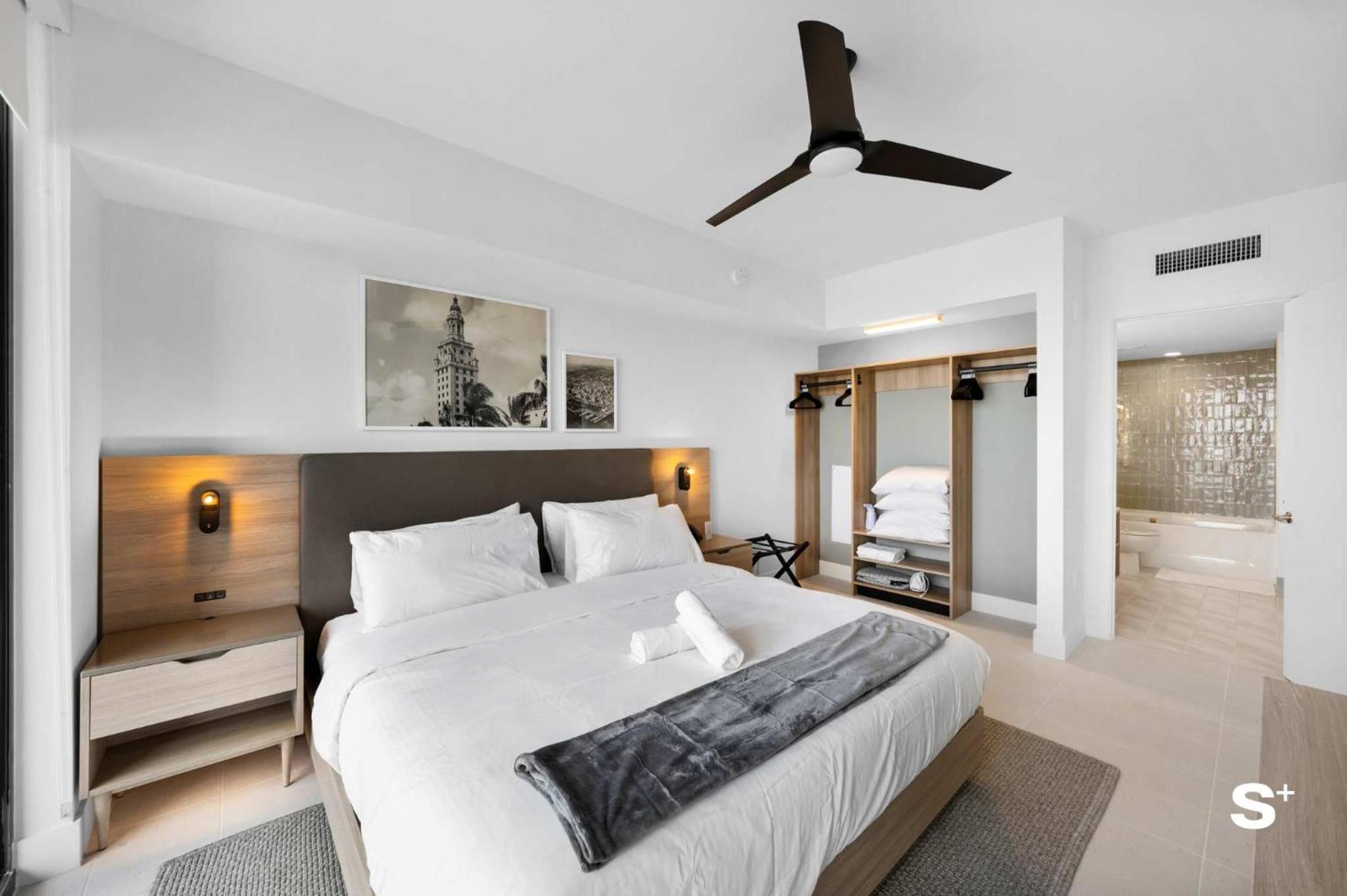 Skyline Retreat Chic 1-br With Prime Access Apartment *