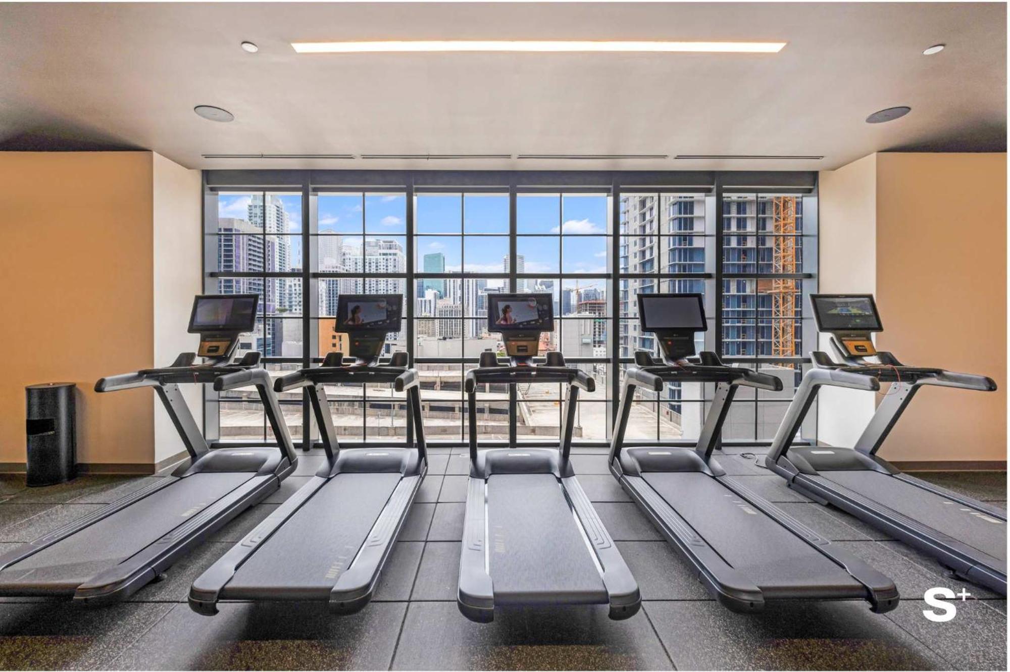 Apartment Skyline Retreat Chic 1-br With Prime Access