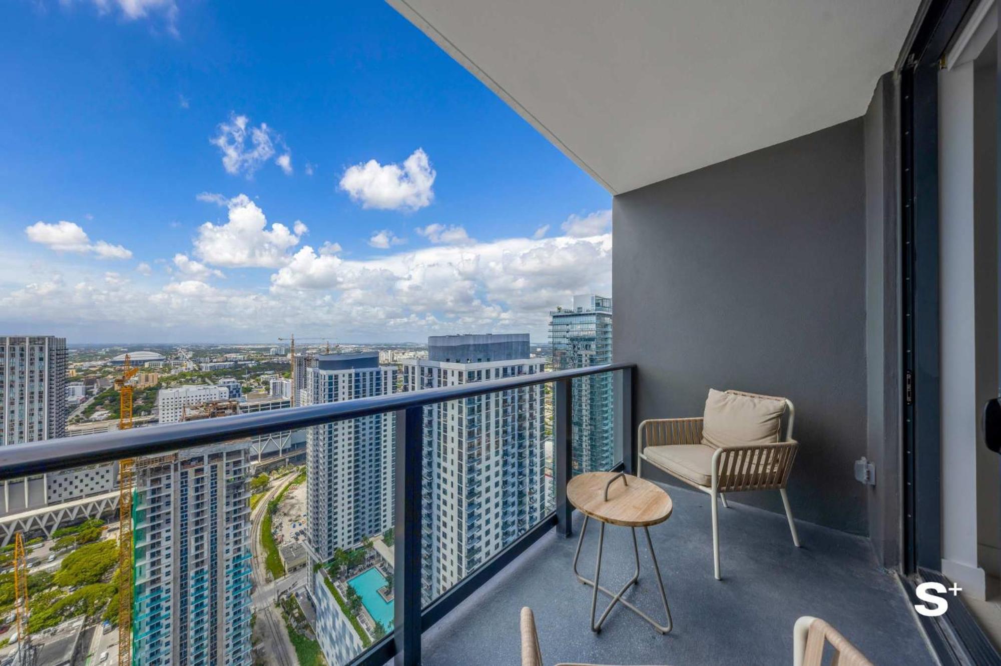 Skyline Retreat Chic 1-br With Prime Access Miami