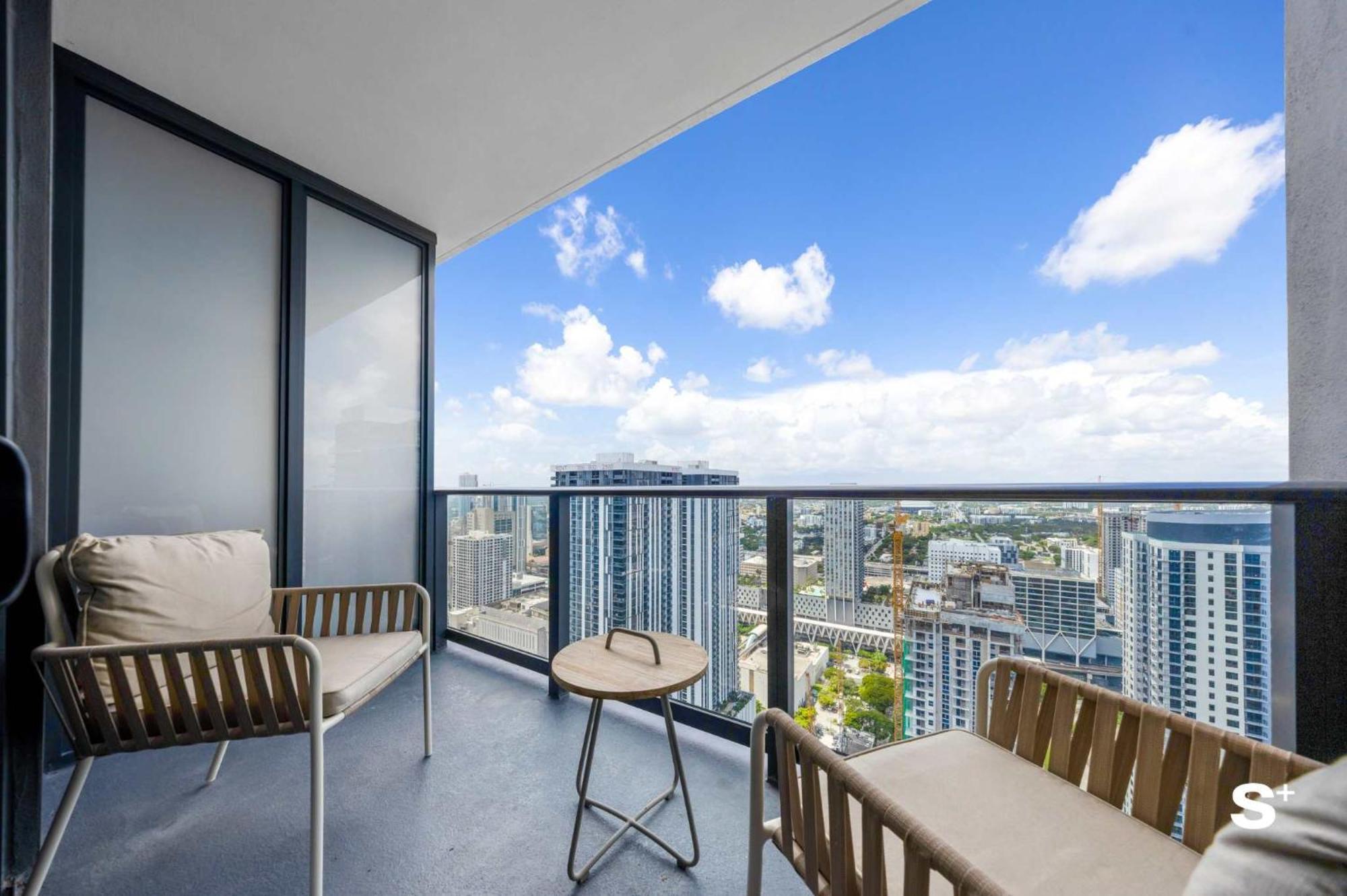 Skyline Retreat Chic 1-br With Prime Access Apartment *