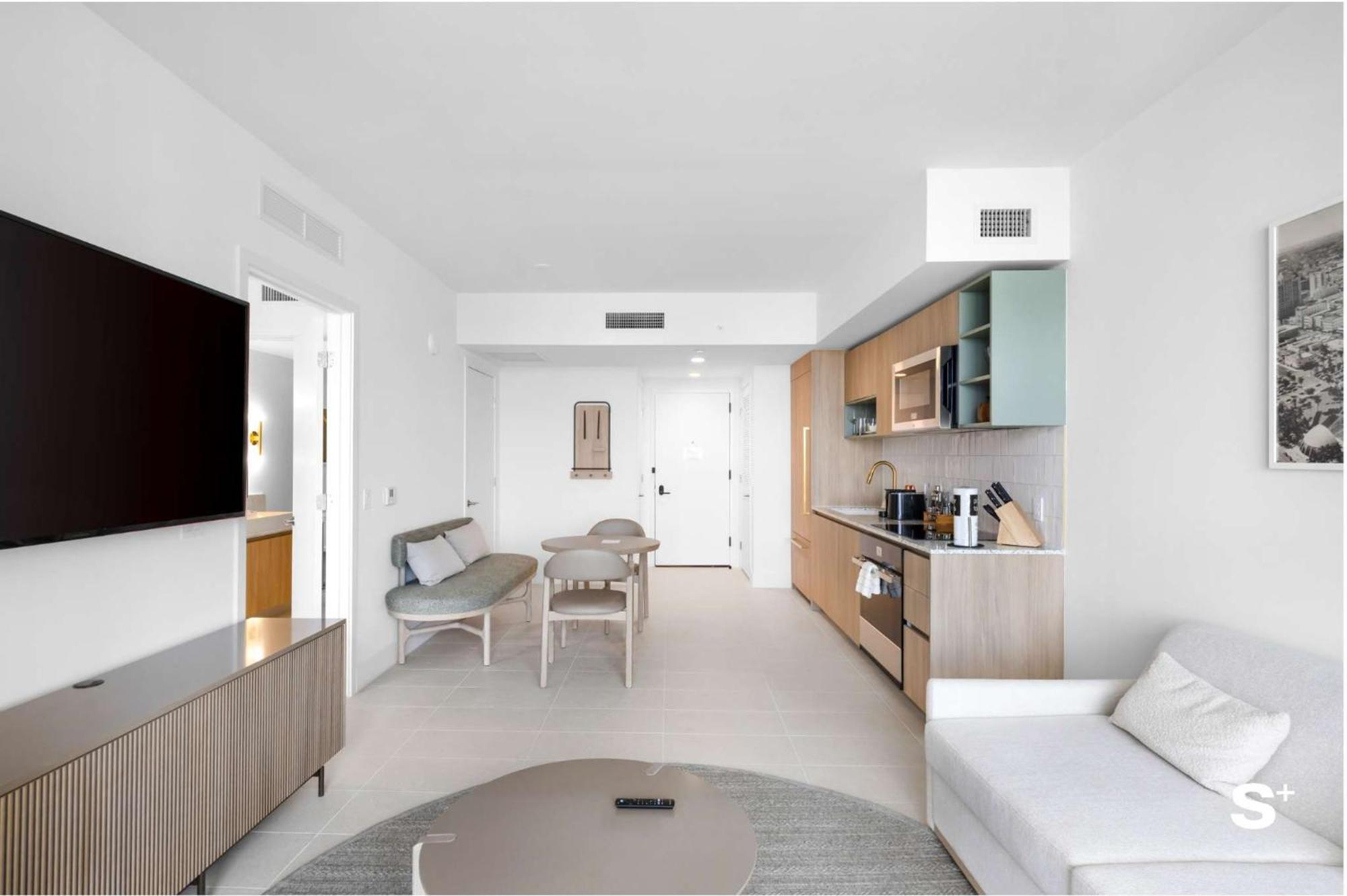 Skyline Retreat Chic 1-br With Prime Access *