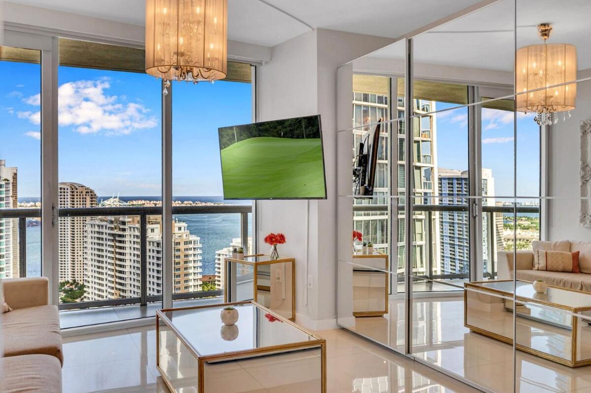 Apartment 37th Floor Luxurious Unit With Bay & Pool View Free *