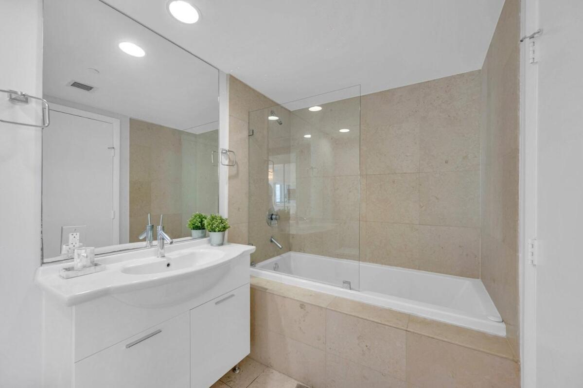37th Floor Luxurious Unit With Bay & Pool View Free Apartment