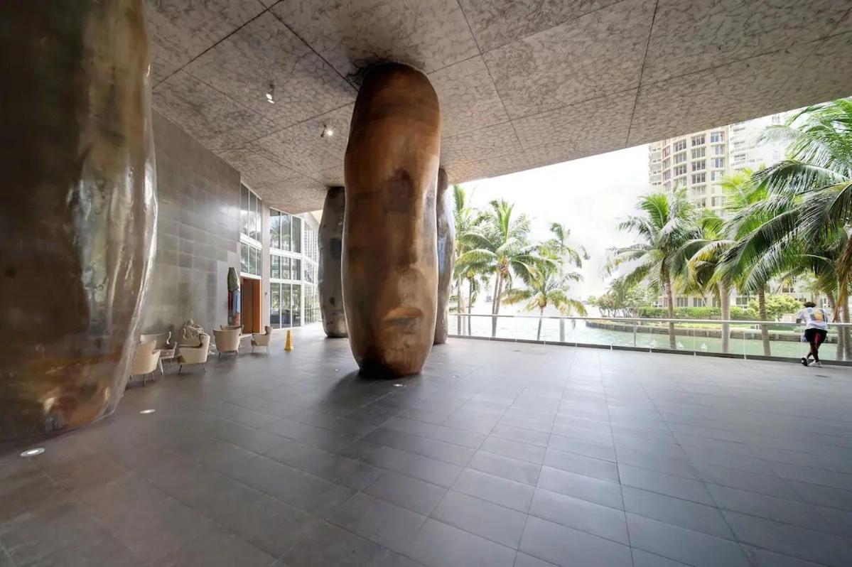 37th Floor Luxurious Unit With Bay & Pool View Free Apartment *