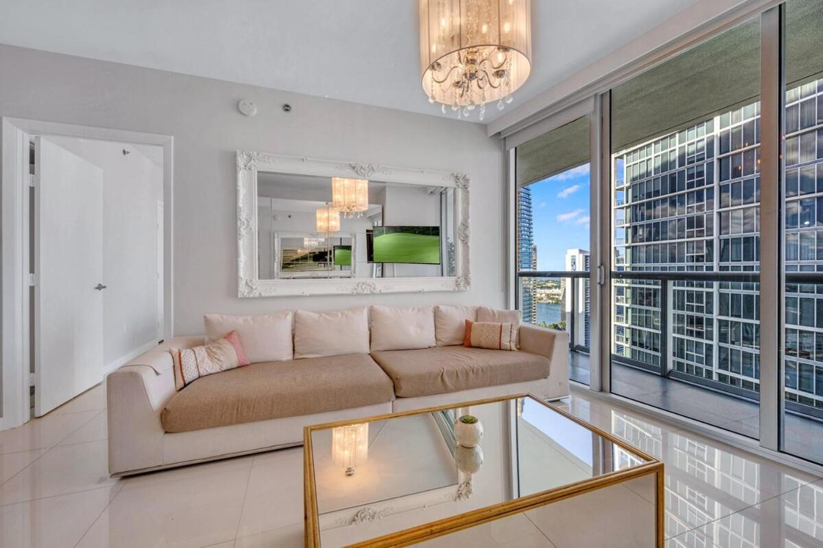 37th Floor Luxurious Unit With Bay & Pool View Free Apartment *