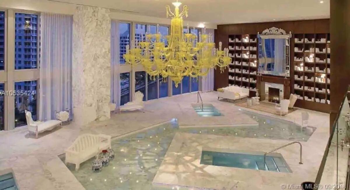 37th Floor Luxurious Unit With Bay & Pool View Free Apartment *