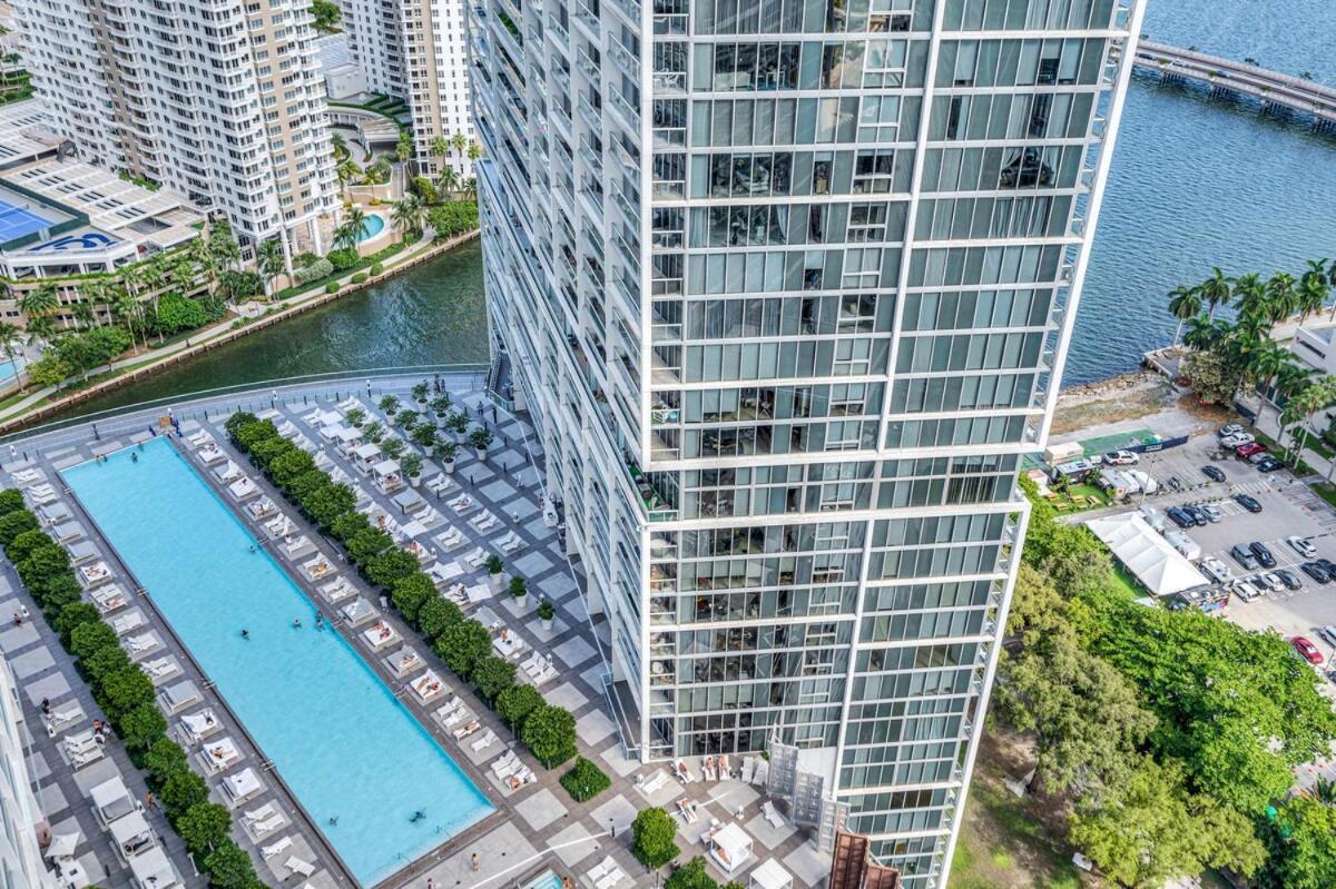 37th Floor Luxurious Unit With Bay & Pool View Free Apartment
