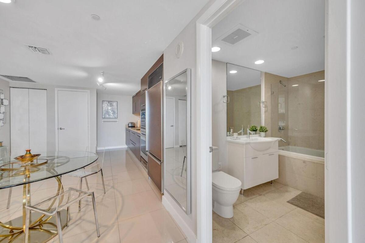 37th Floor Luxurious Unit With Bay & Pool View Free Apartment *
