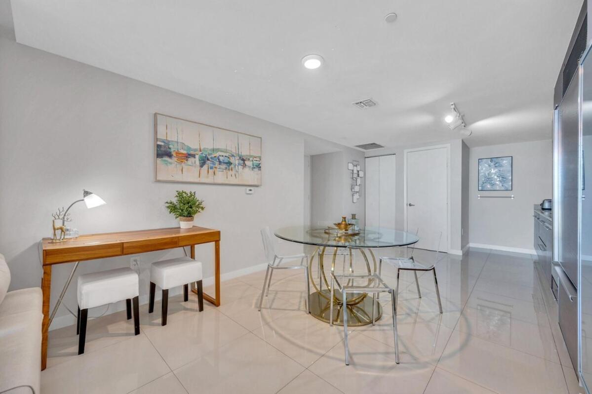 Apartment 37th Floor Luxurious Unit With Bay & Pool View Free *