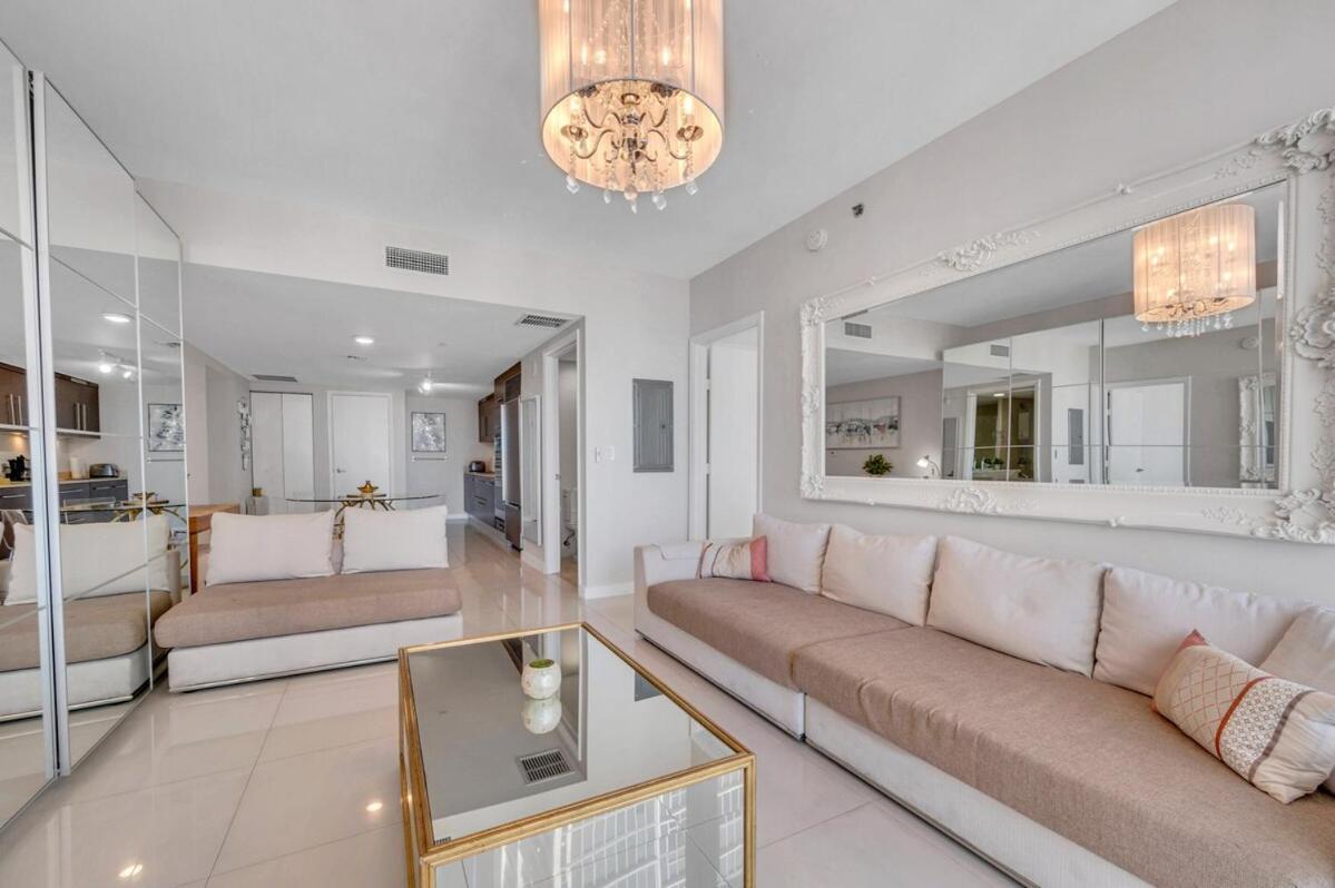 Apartment 37th Floor Luxurious Unit With Bay & Pool View Free *