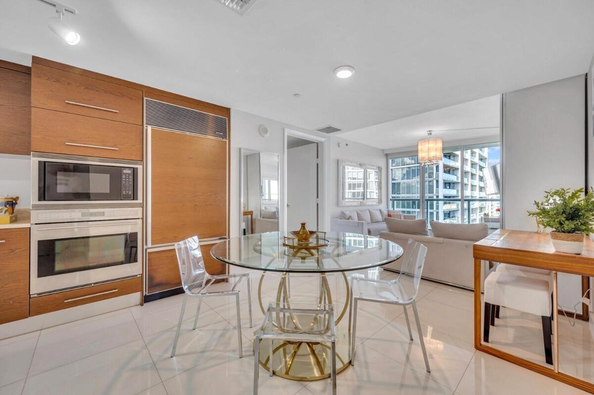 37th Floor Luxurious Unit With Bay & Pool View Free Apartment *