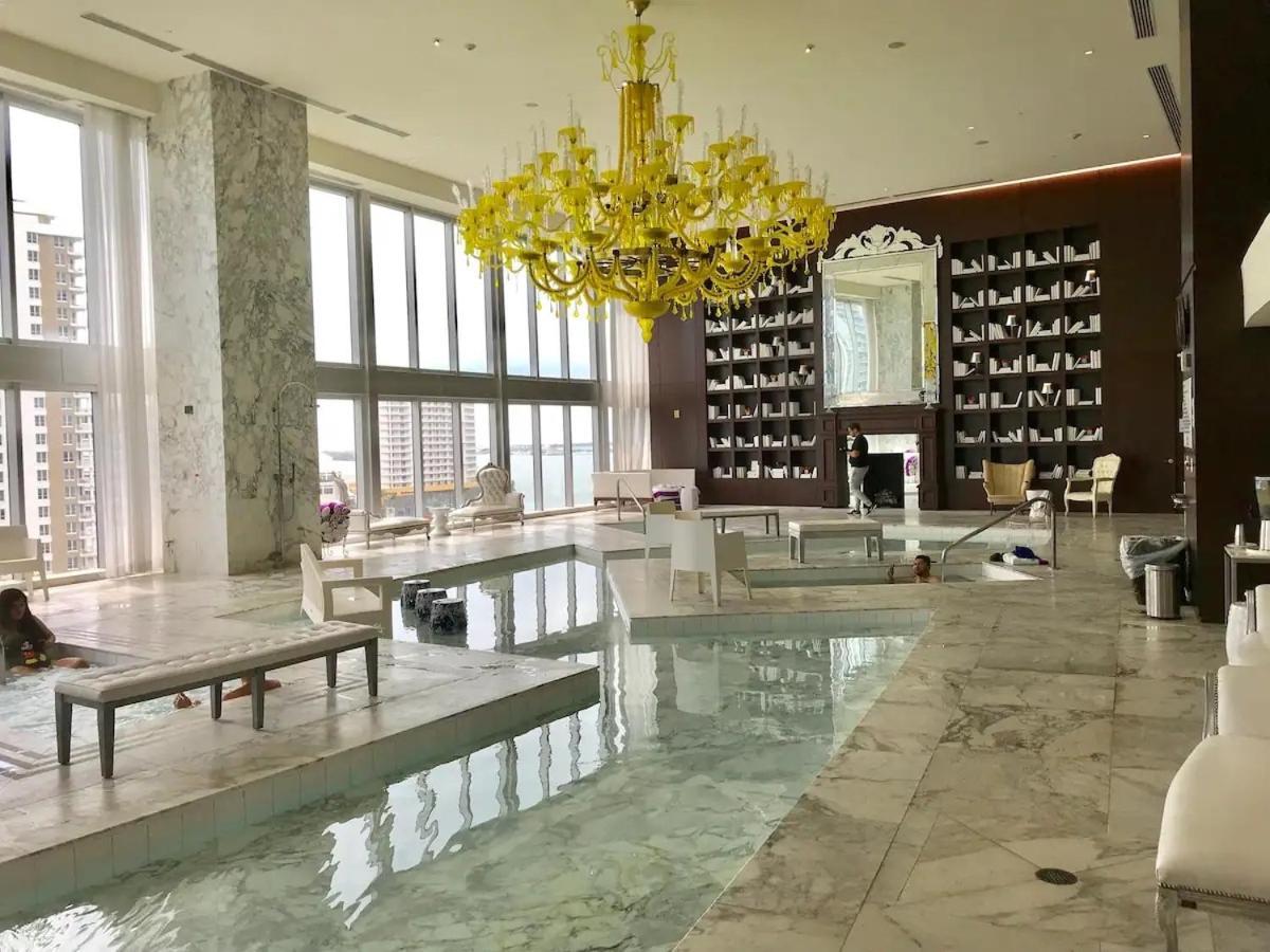 Apartment 37th Floor Luxurious Unit With Bay & Pool View Free *