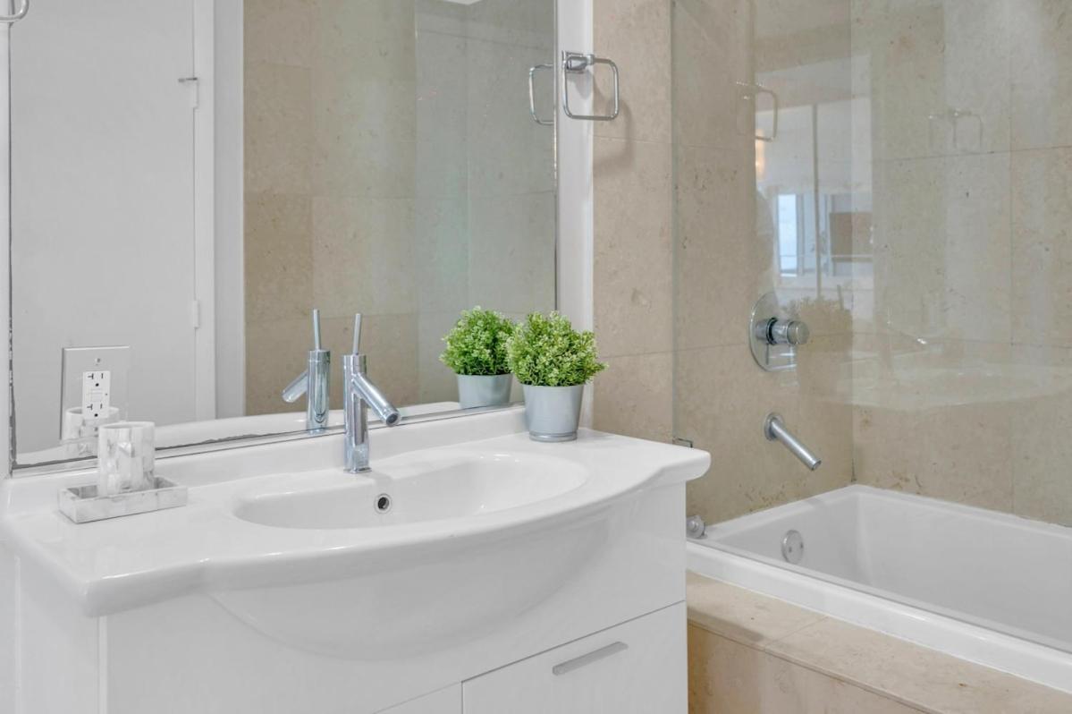 37th Floor Luxurious Unit With Bay & Pool View Free Apartment