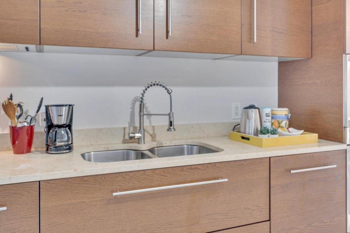 37th Floor Luxurious Unit With Bay & Pool View Free *