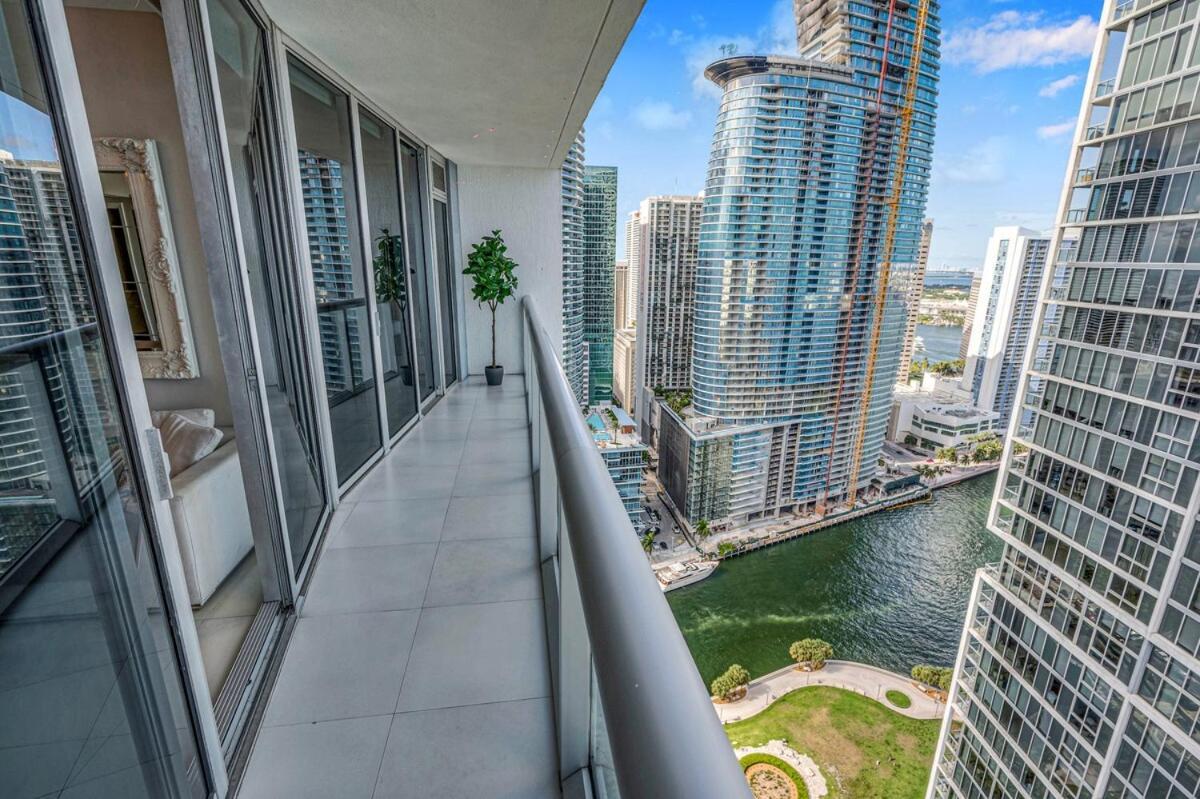37th Floor Luxurious Unit With Bay & Pool View Free *