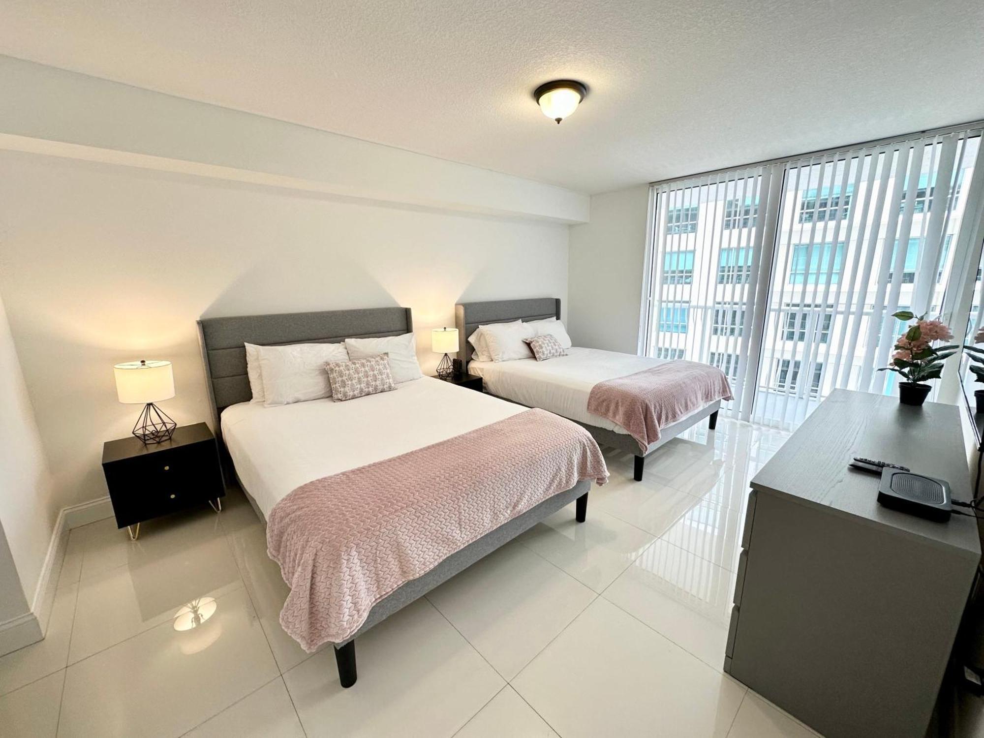 36th Floor Brickell Bay View 1br 2 Queens And Sofa Bed *
