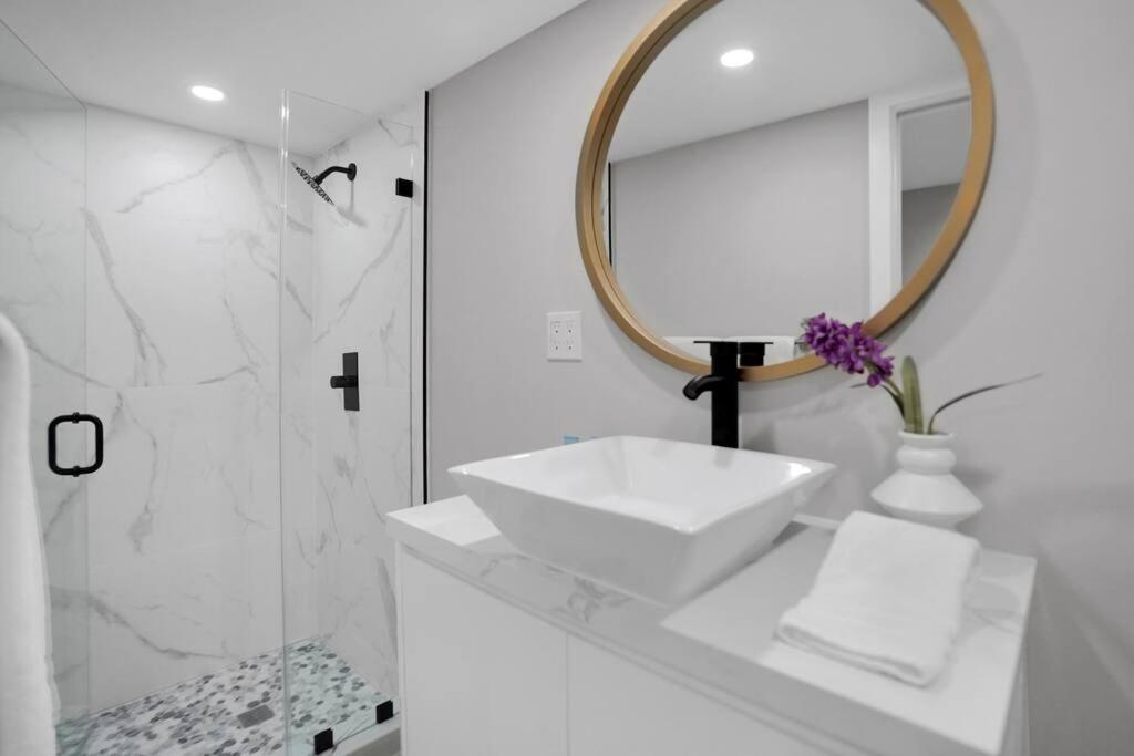 Apartment Fantasy! Water & Park Views! *