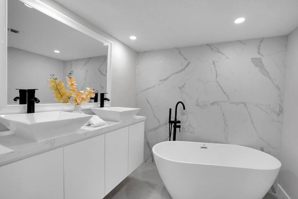 Apartment Fantasy! Water & Park Views! Miami