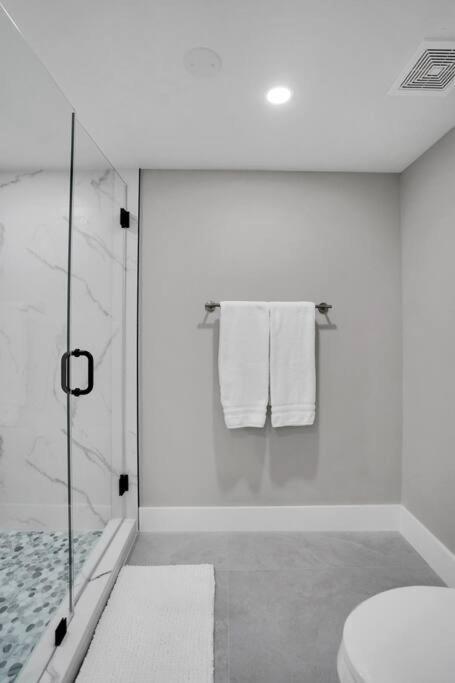 Apartment Fantasy! Water & Park Views! Miami