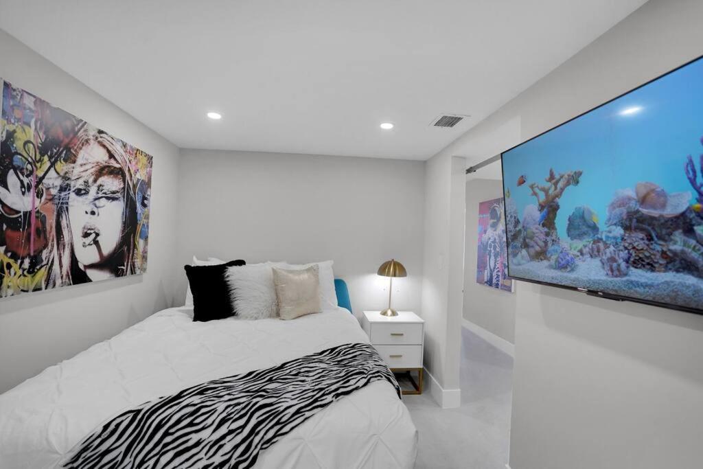 Apartment Fantasy! Water & Park Views! *