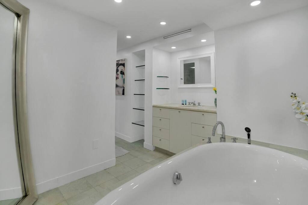 Walking On Water! Water Views! Apartment Miami