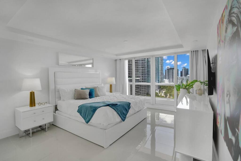 Apartment Walking On Water! Water Views! Miami