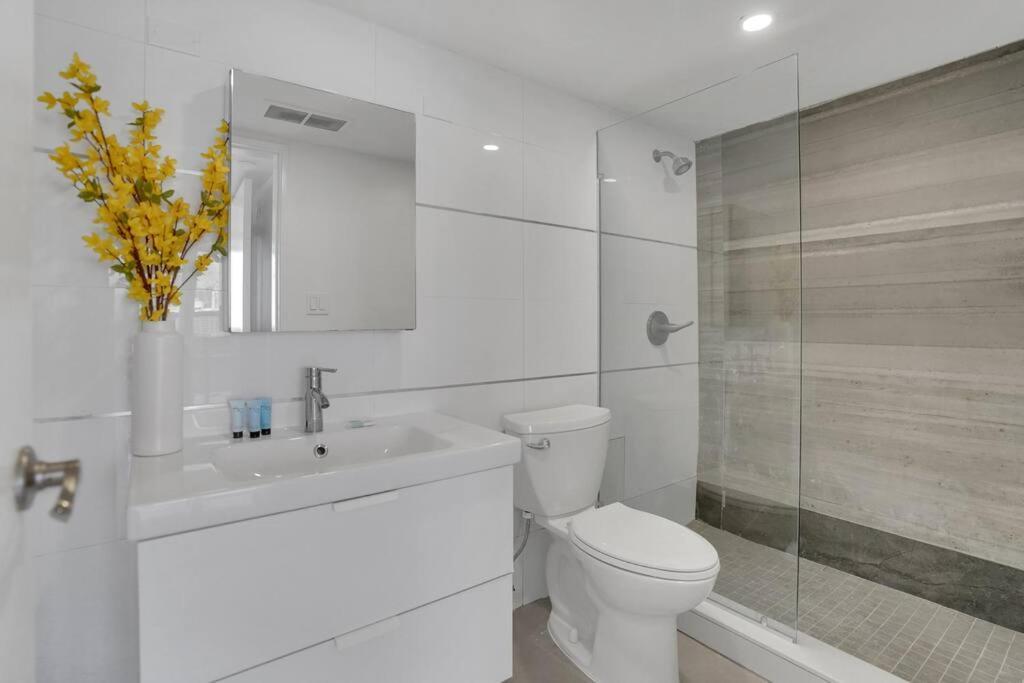 Walking On Water! Water Views! Apartment Miami