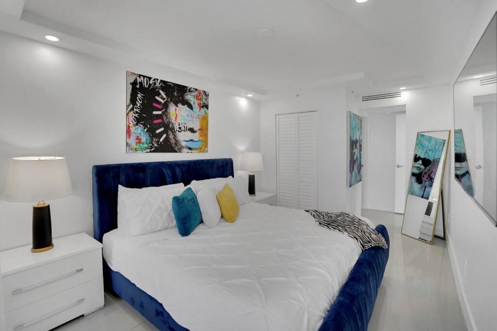 Apartment Walking On Water! Water Views! Miami