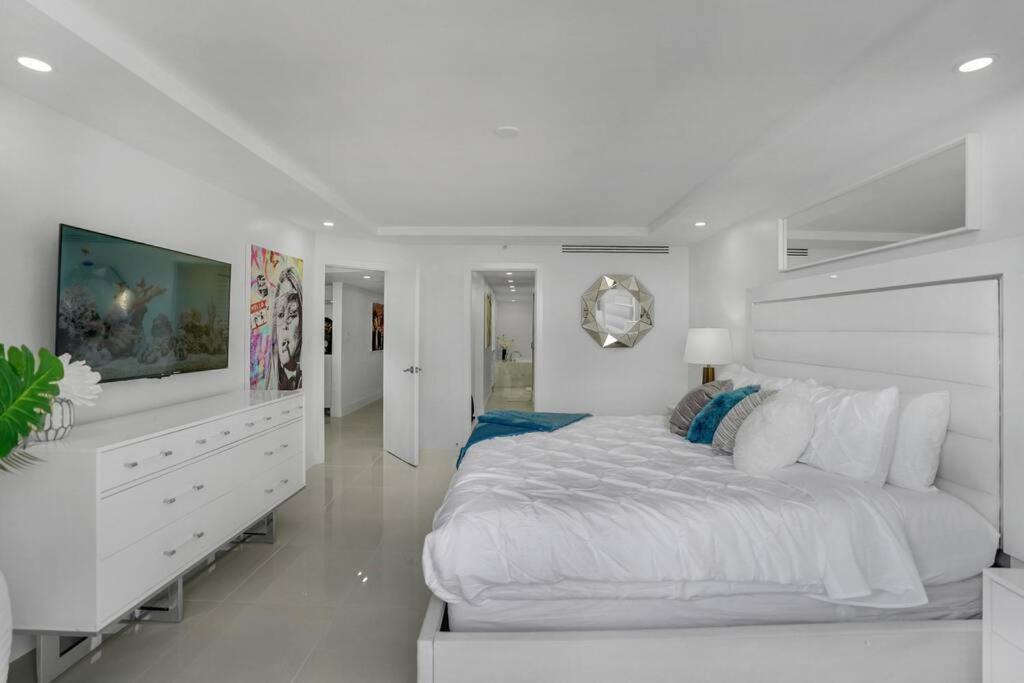 Walking On Water! Water Views! Apartment Miami