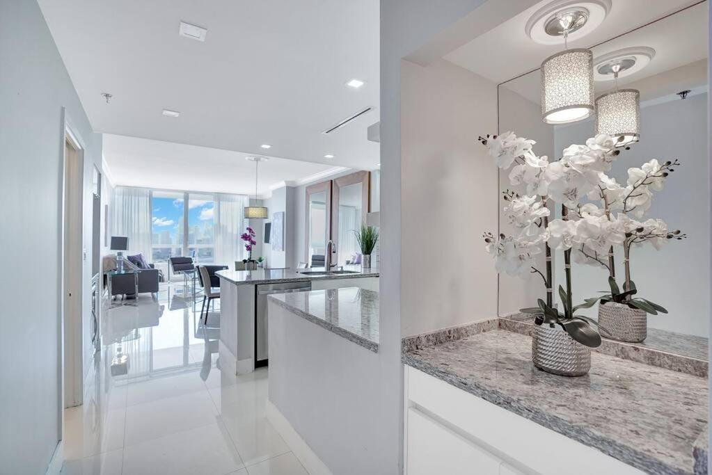 Apartment Sky High Penthouse! Water & Views Miami